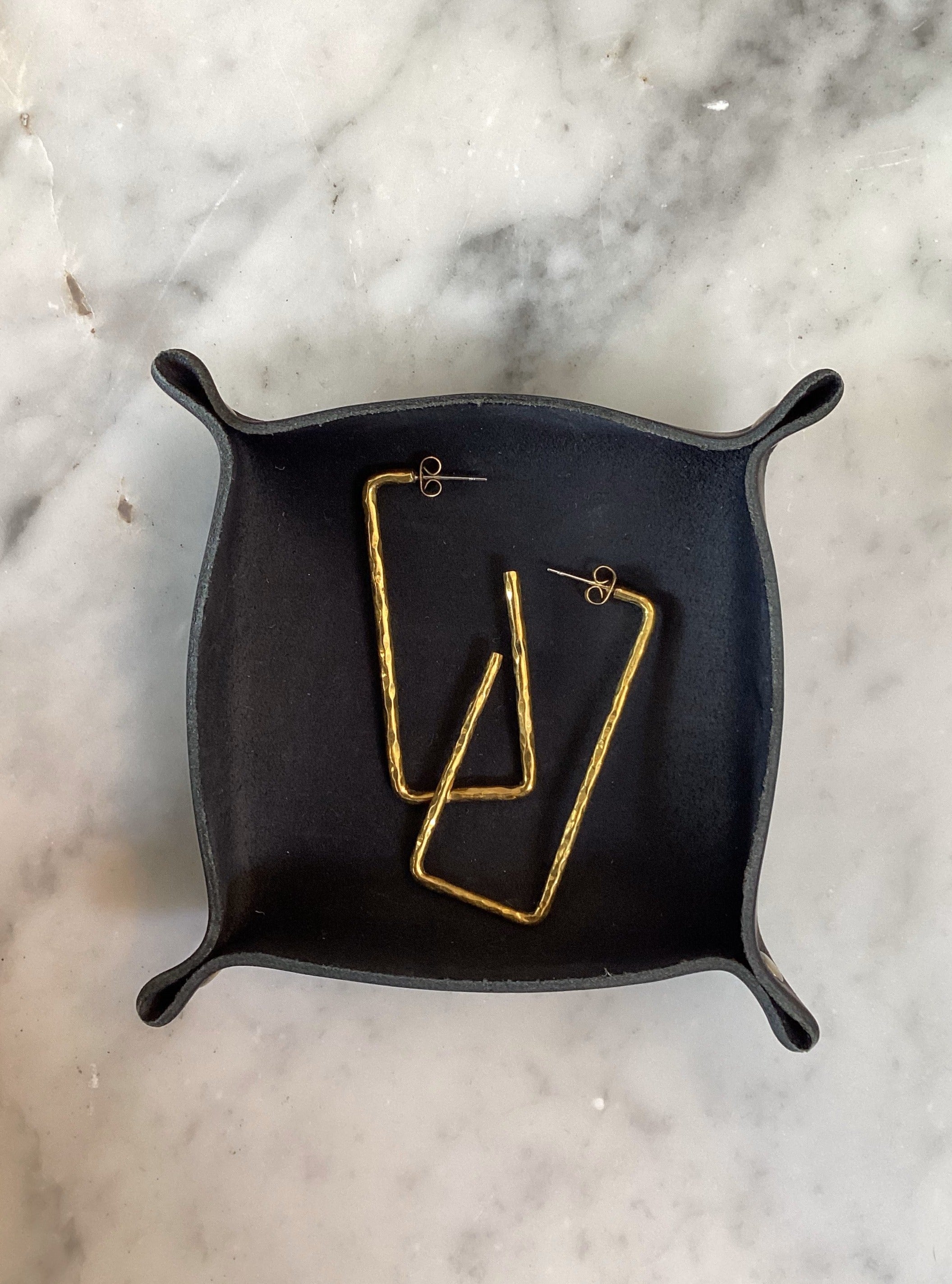 HAMMERED RECTANGLE HOOP EARRINGS