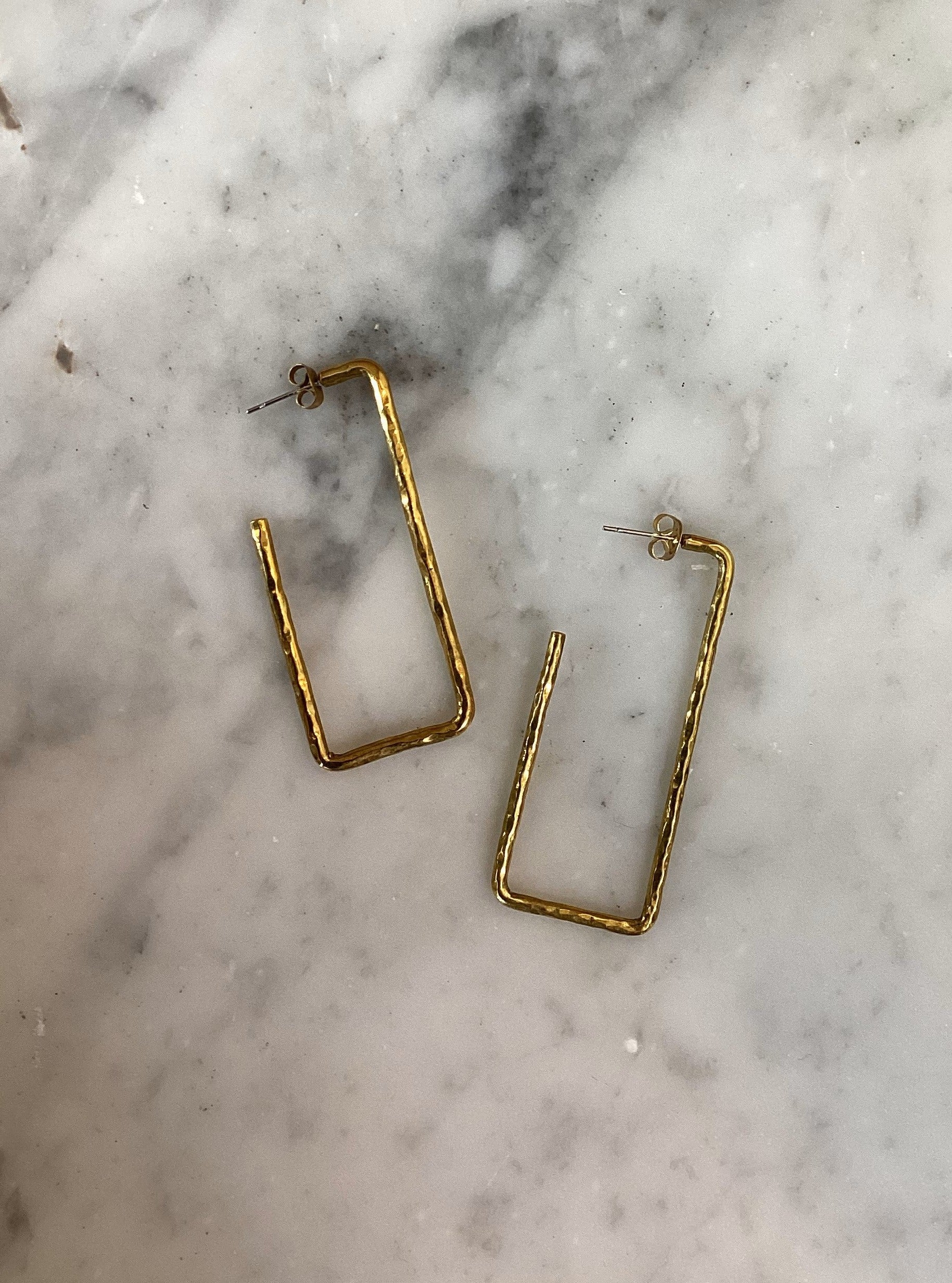HAMMERED RECTANGLE HOOP EARRINGS