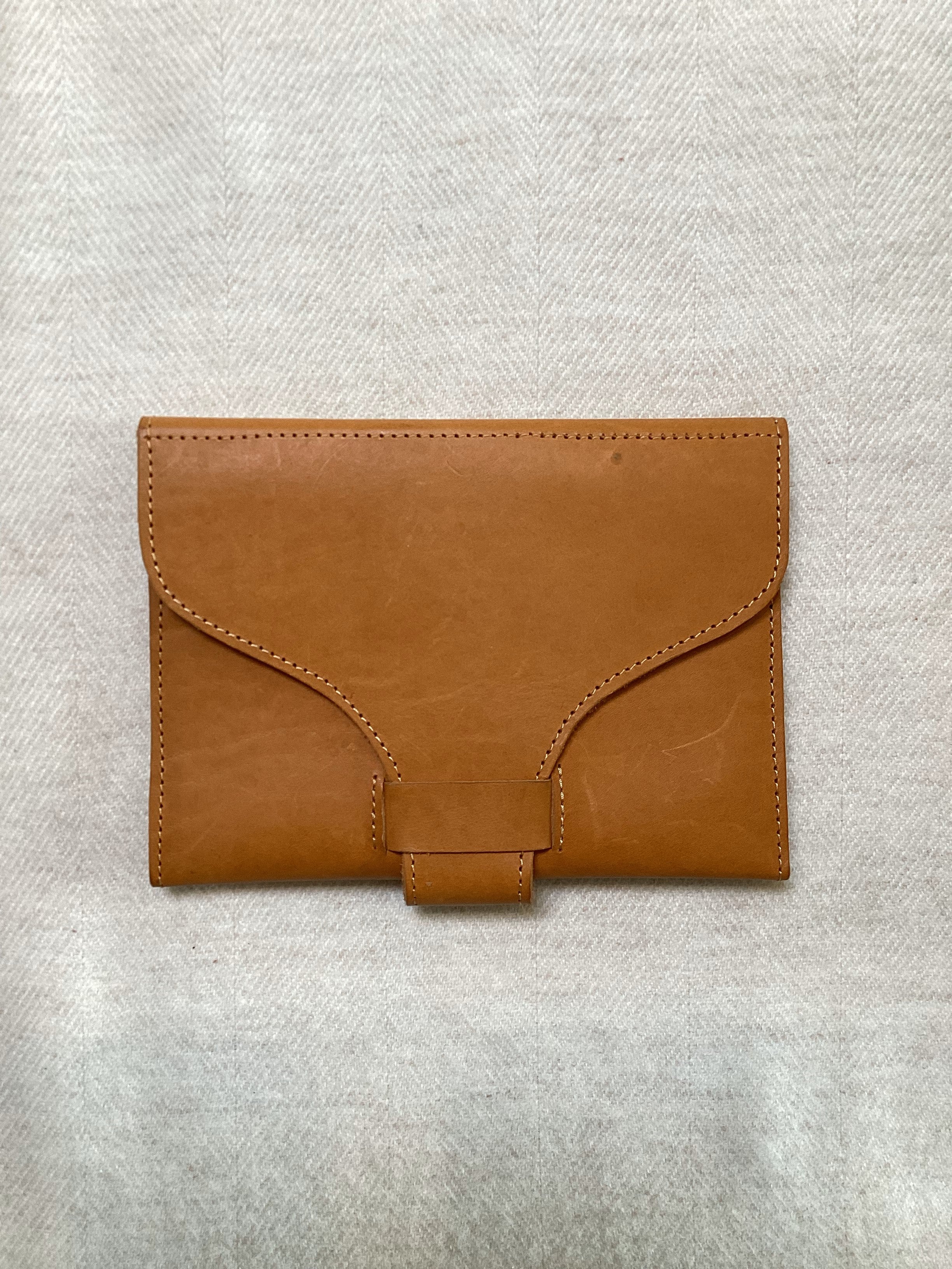 ENVELOPE WALLET WITH FLAP CLOSURE