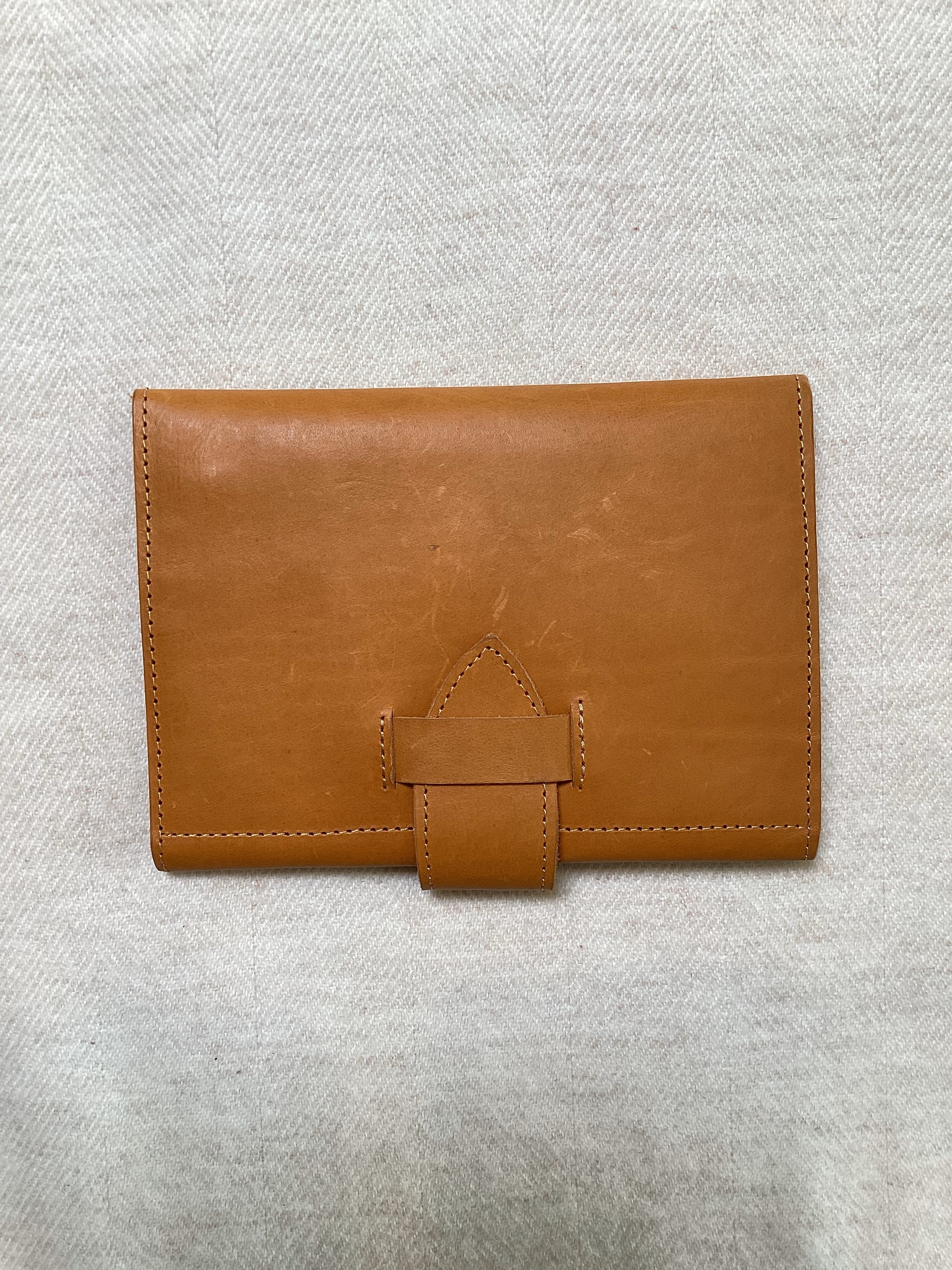 ENVELOPE WALLET WITH FLAP CLOSURE