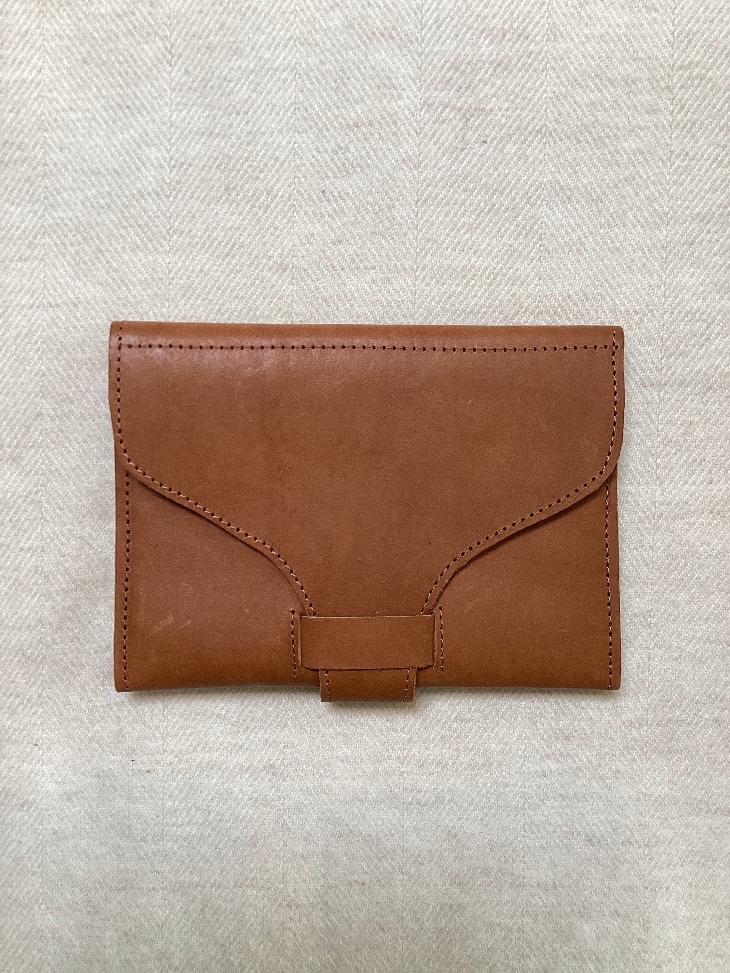 ENVELOPE WALLET WITH FLAP CLOSURE