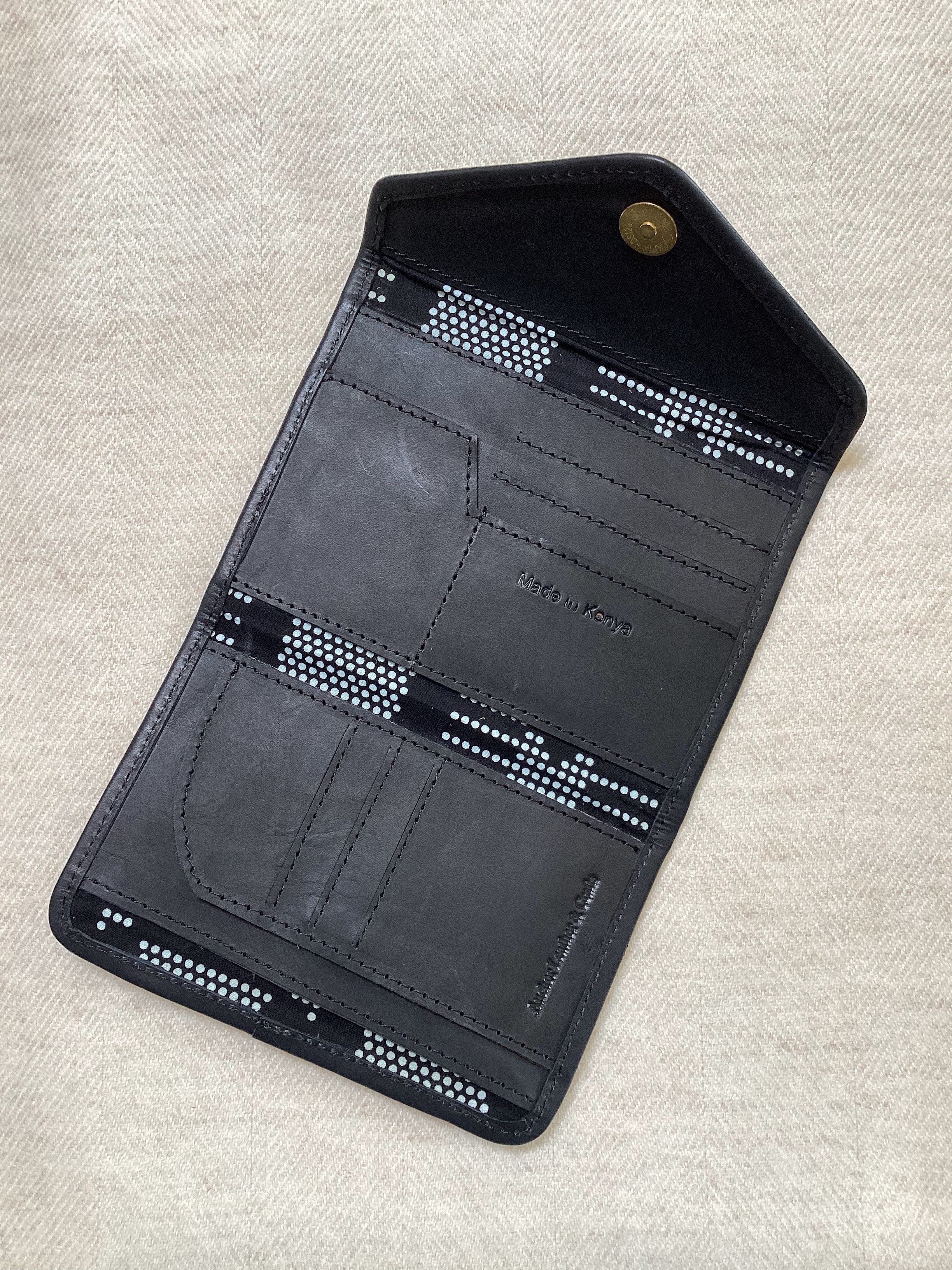 ENVELOPE WALLET WITH SNAP CLOSURE