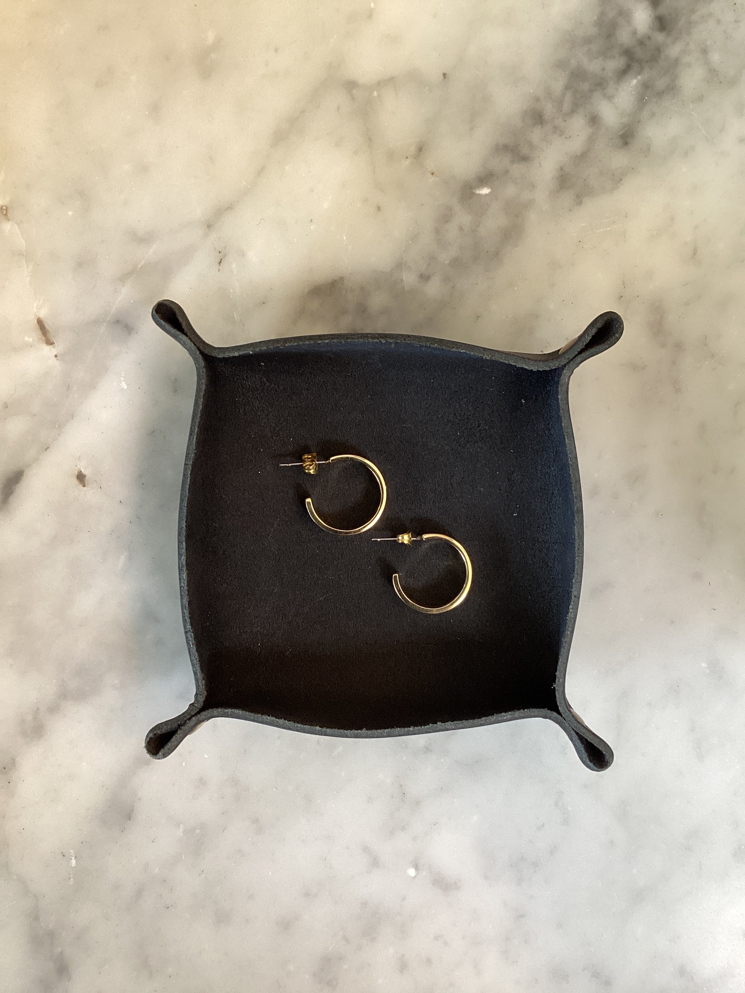 CLASSIC WIDE HOOP EARRINGS