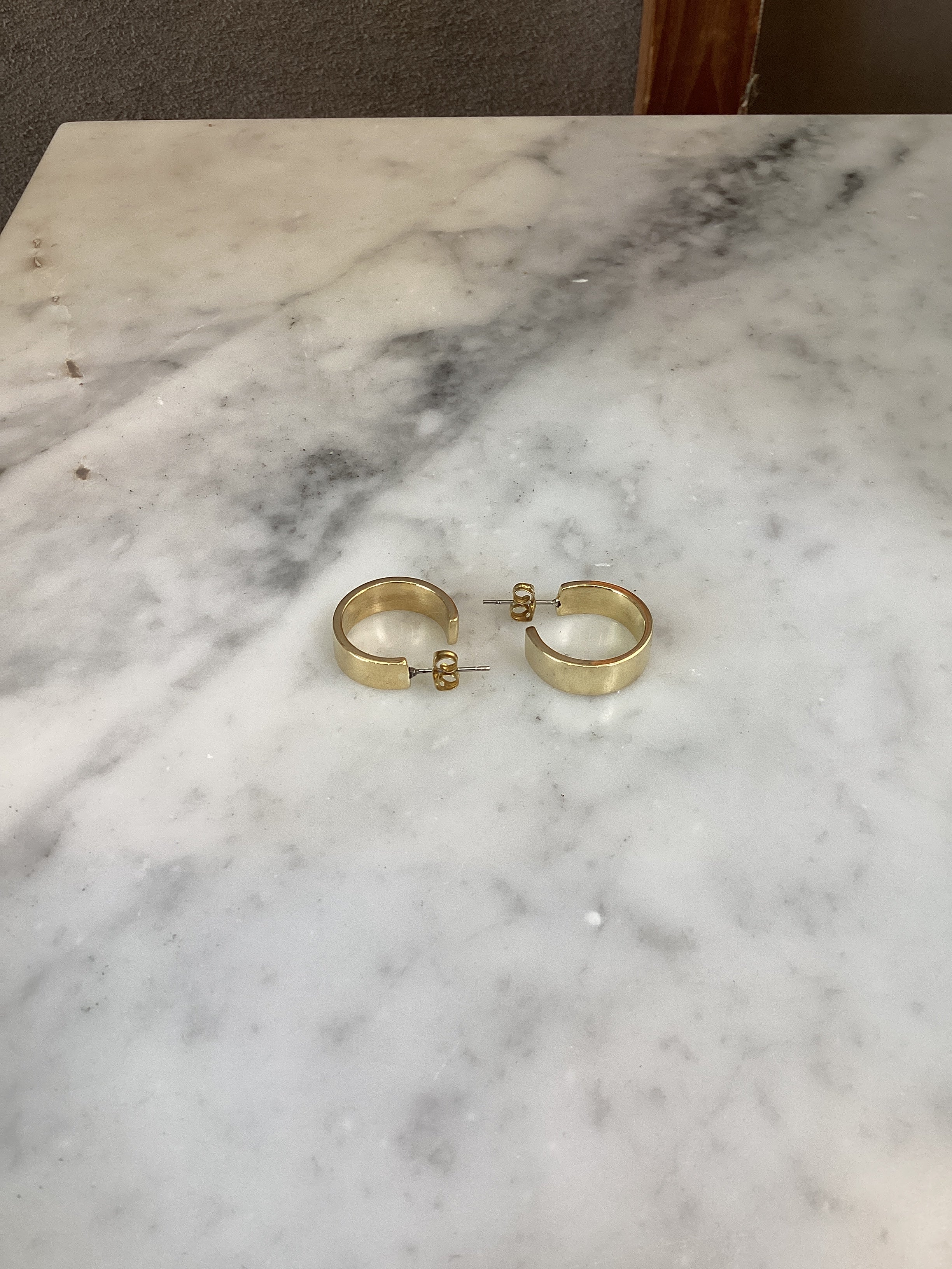 CLASSIC WIDE HOOP EARRINGS