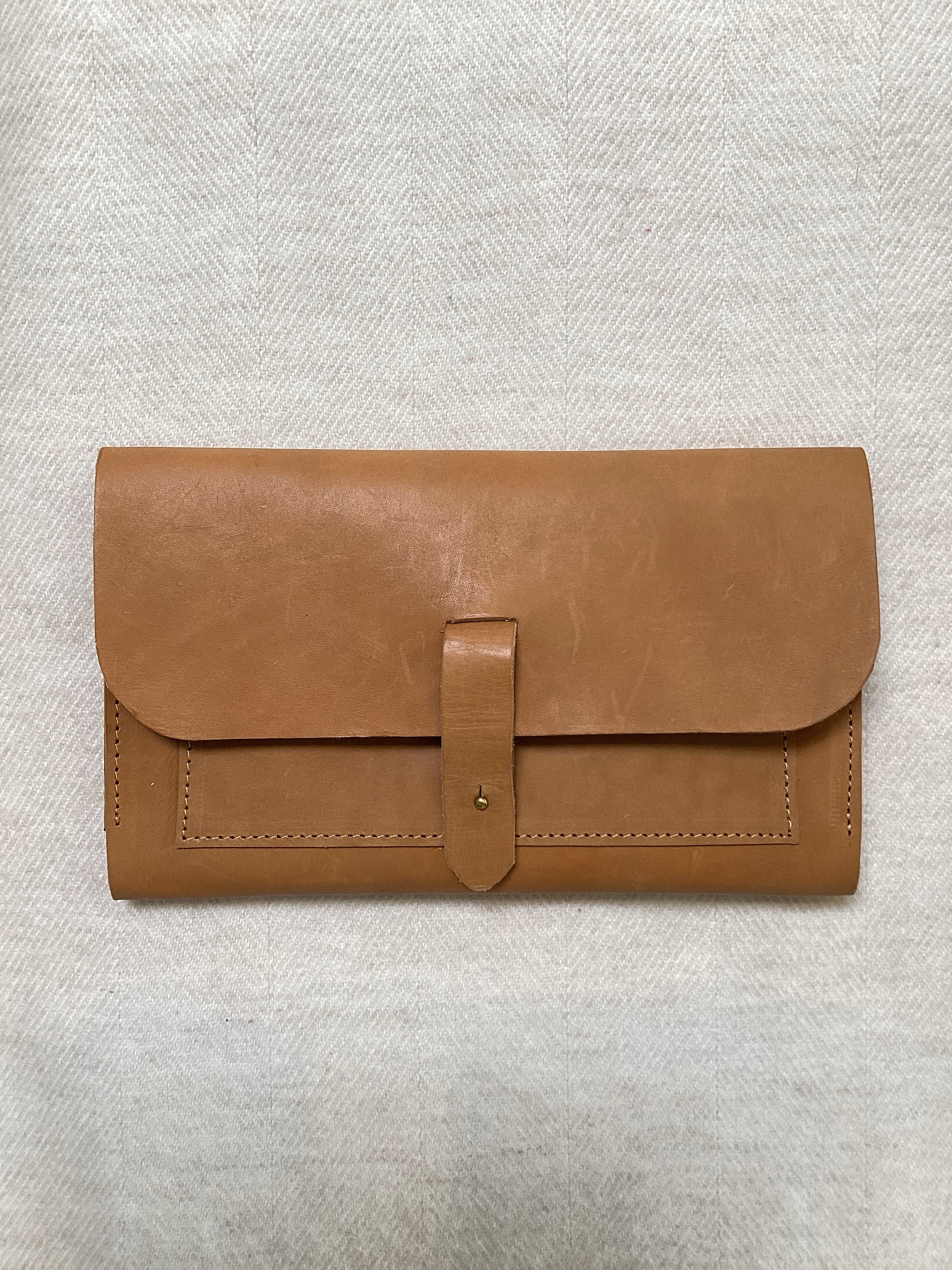 ACCORDION WALLET WITH BUTTON CLOSURE