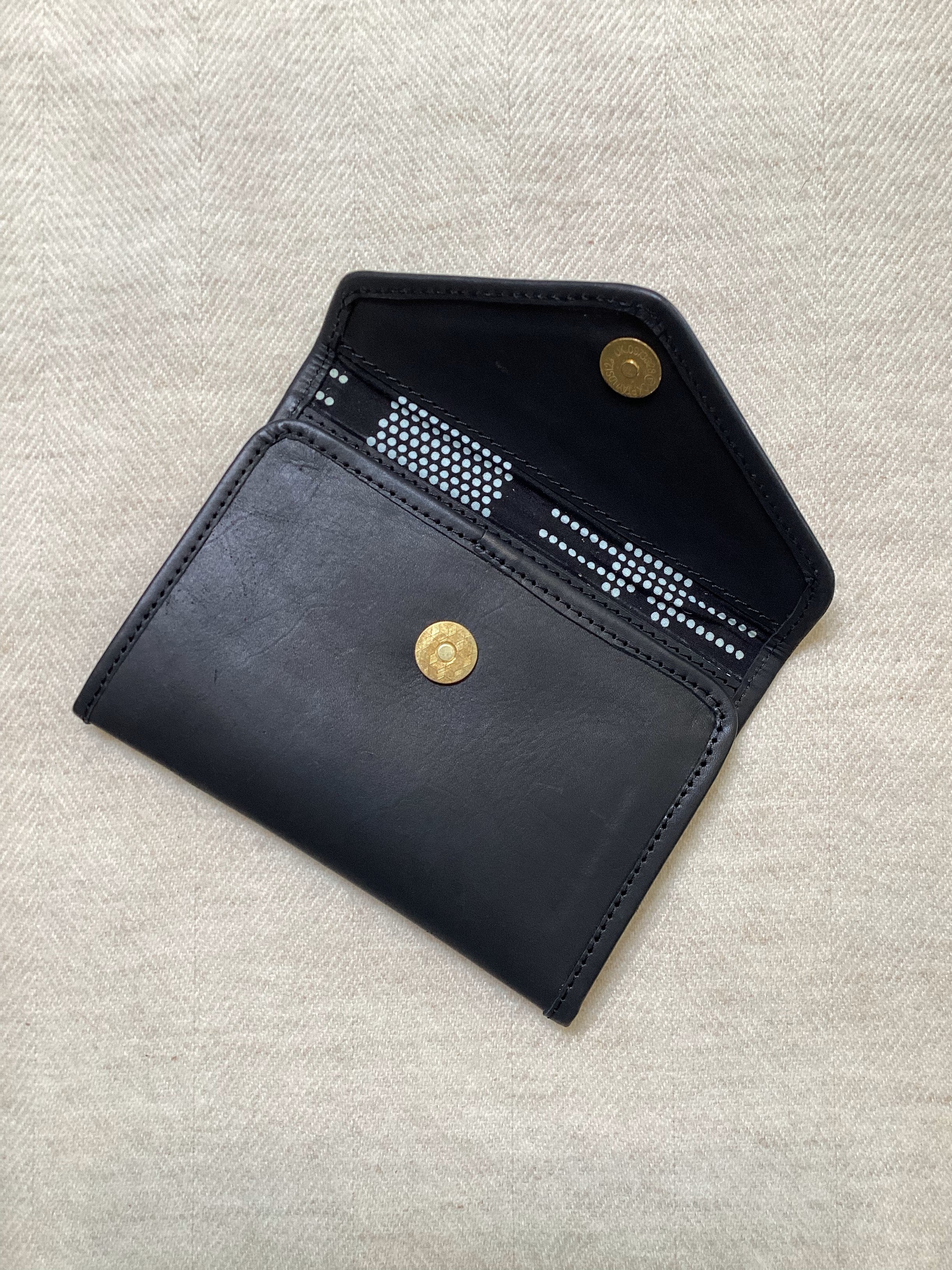 ENVELOPE WALLET WITH SNAP CLOSURE